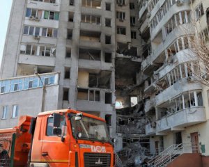 В Одесі розбирають завали будинку, в який поцілили російські окупанти