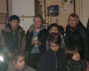 Еды и воды осталось на считанные дни: &quot;Азов&quot; показал женщин и детей в Мариуполе