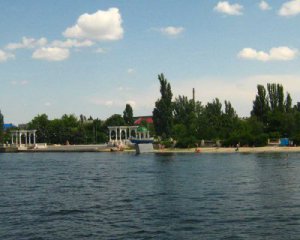 Російські окупанти повісили триколор у місті-курорті на Херсонщині