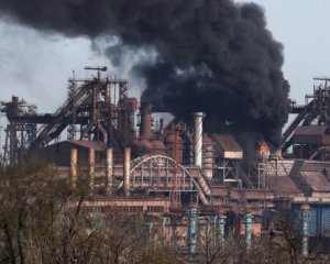 Дым над Азовсталью: на завод могли сбросить "сверхмощные антибункерные бомбы"