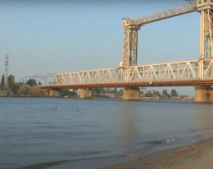 Росія вдруге вдарила по мосту через Дністровський лиман