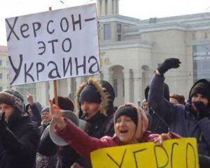 "Референдум" у Херсоні: окупанти душать газом людей на мітингу (оновлено)