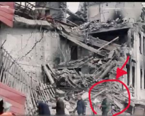 Місцевих у Маріуполі змушують розбирати завали драмтеатру - ДНРівці вивозять тіла