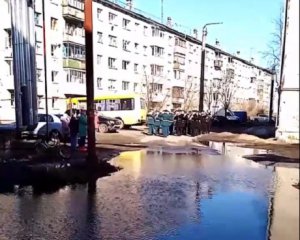 У Росії влаштували концерт для ветеранів серед смороду на затопленій вулиці