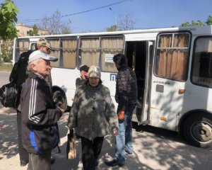 На Луганщині терористи обстріляли евакуаційне авто