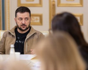 Зеленський вимагає від Кабміну усунути черги на АЗС