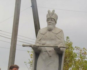 Оккупанты сняли памятник гетману Сагайдачному возле Мариуполя