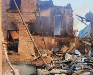 Оккупанты разрушили дом в Луганской области - под завалами люди