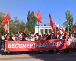 Свезли с собой массовку с красными флагами: оккупанты вышли на парад в Херсоне