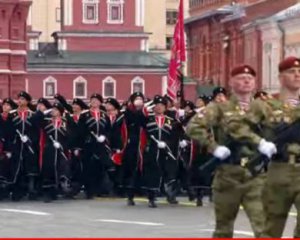 Путин начал парад в Москве: авиации не будет