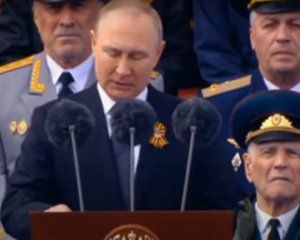 &quot;Переляканий на смерть чоловічок,&quot; - Арестович оцінив виступ Путіна на параді