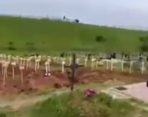 &quot;Масштабы братской могилы растут с каждым днем&quot; - показали захоронения в пригороде Мариуполя