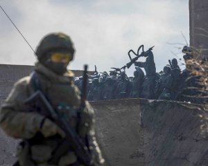 Родичі вбитих окупантів за шалені гроші забирають їх останки на звалищі в ДНР