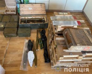Гранатомети, автомати й кастет: у Києві поліція знайшла в чоловіка багато зброї
