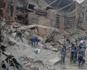 Мариуполь: оккупанты вывозят из разрушенного драмтеатра тела погибших