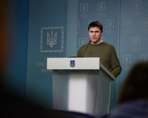 Подоляк раскритиковал альтернативное предложение Макрона для Украины