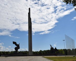 Сейм Латвии позволил сносить советские мемориалы. В Москве истерика