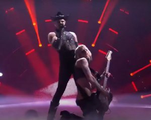 Осідлав бика і поцілував гітариста: представник Сан-Марино епатажно виступив на Євробаченні-2022