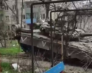 Ради видео тикток-войска Кадырова обстреляли дома в Мариуполе и переехали авто танком