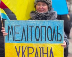 Оккупанты в Мелитополе готовятся к "референдуму", собирают списки жителей