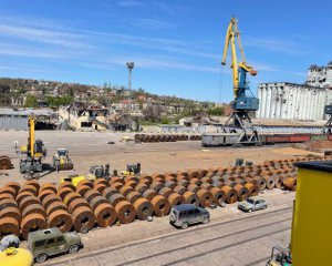 &quot;Росія - країна-мародер&quot;: у Маріуполі окупанти вивозять металопрокат і зерно