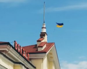 В Херсоне над железнодорожным вокзалом развевается флаг Украины