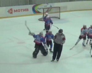 У Росії 10-річний хокеїст побив ключкою арбітра матчу