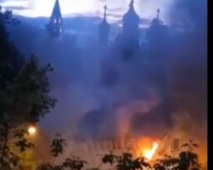 Москва в огне: пылает территория древнего храма (видео)