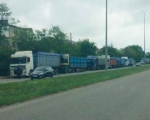 Терористи продовжують красти українське зерно