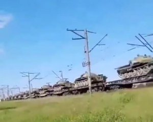 Окупанти тягнуть в Україну застарілі танки - відео
