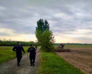 Саморобний хрест із гілок та медичних бинтів: на Київщині знайшли тіло ще одного закатованого (18+)