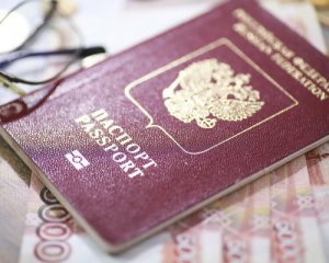 Загарбники хочуть видавати паспорти мешканцям окупованих Херсонської і Запорізької областей у Криму
