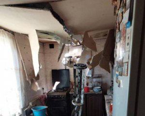 Снаряд пробив дах та залетів до кухні: окупанти обстріляли Харківщину