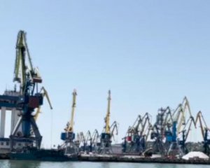 Россияне загрузили металл, чтобы вывезти из Мариуполя: видео