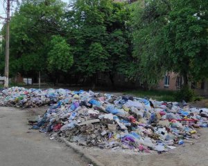 Сморід і гноїння - окупанти в Маріуполі влаштували сміттєзвалище біля штабу &quot;Единой России&quot;