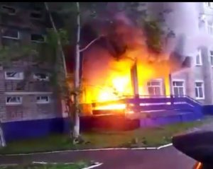 РФ снова пылает: здание Росгвардии и автобаза в Тюмени феерично горят