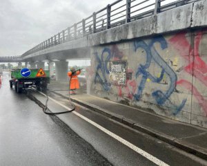 Виглядатимуть охайнішими: в Києві опори мостів обробляють антиграфітним покриттям