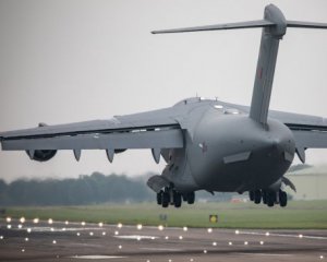 Оружие для Украины: в Польшу прибыл военно-транспортный самолет из Великобритании