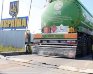 Пограничники показали, как в Украину въезжают бензовозы с топливом