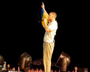 Солист Imagine Dragons на концерте в Праге поднял флаг Украины