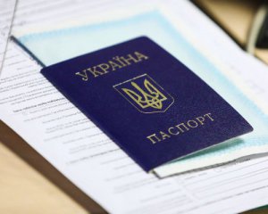 На Херсонщині окупанти просять паспортні дані в обмін на гроші та сімкарти