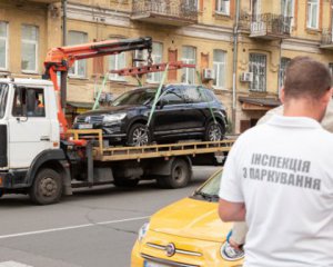В Киеве возобновили плату за парковку - авто нарушителей будут эвакуировать