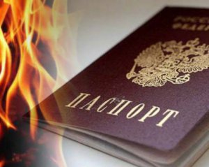Они &quot;зомбированы&quot;: Житель Одессы в знак протеста публично сжег  паспорт РФ