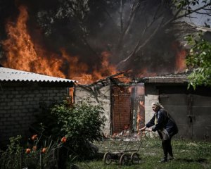 В Луганской области мощные обстрелы, погибшие неделями лежат на улицах - Гайдай