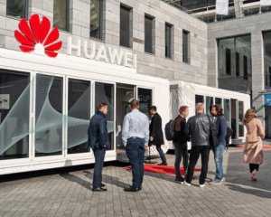 Китайський гігант Huawei закрив магазини у Росії
