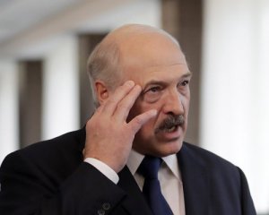 Лукашенко зганяє білорусів у військкомати і заборонив ходити в ліс