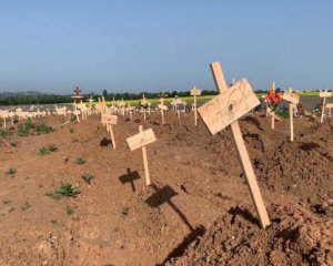 Французские журналисты показали братскую могилу в Мариуполе: большинство табличек не подписано