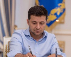 Зеленський відповів на петицію щодо виїзду чоловіків за кордон