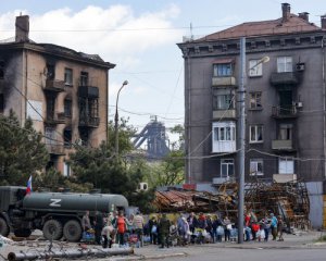 В Мариуполе оккупанты торгуют краденой &quot;гуманитаркой&quot; и мародерствуют в домах