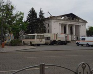 Возле разбомбленного театра: в Мариуполе транслируют с авто российскую пропаганду